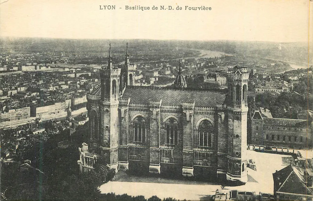 LYON - Basílica de Nossa Senhora de Fourvière — vista aérea — Edição do Grand Bazar, Lyon - Frente