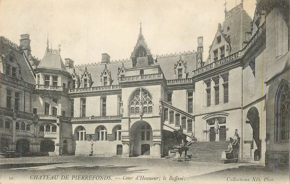 Castelo de Pierrefonds — Cour d'Honneur, o Sino — Collections ND. Fot. - Frente