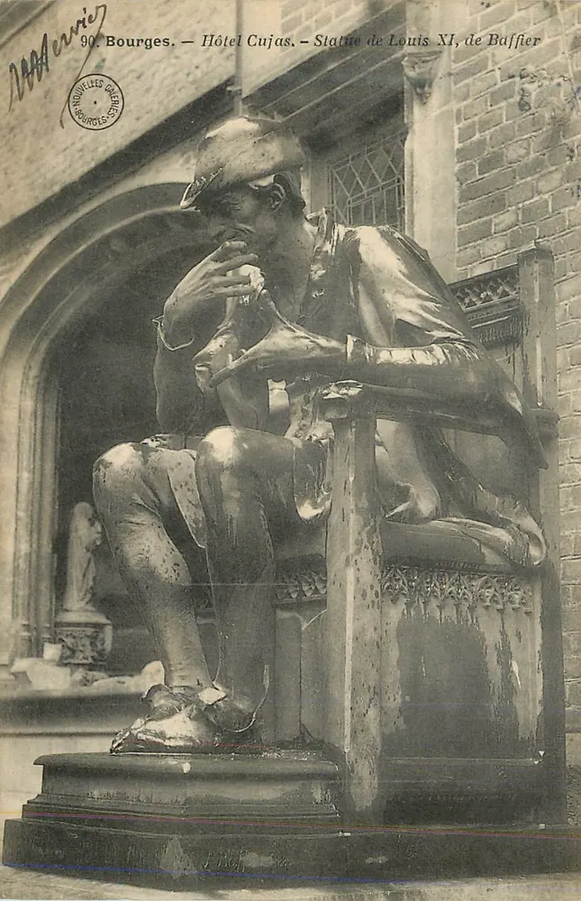बूर्ग — होटल कुजास — लुई एक्सएल लूई एक्सएल की प्रतिमा, बैफियर द्वारा - आगे
