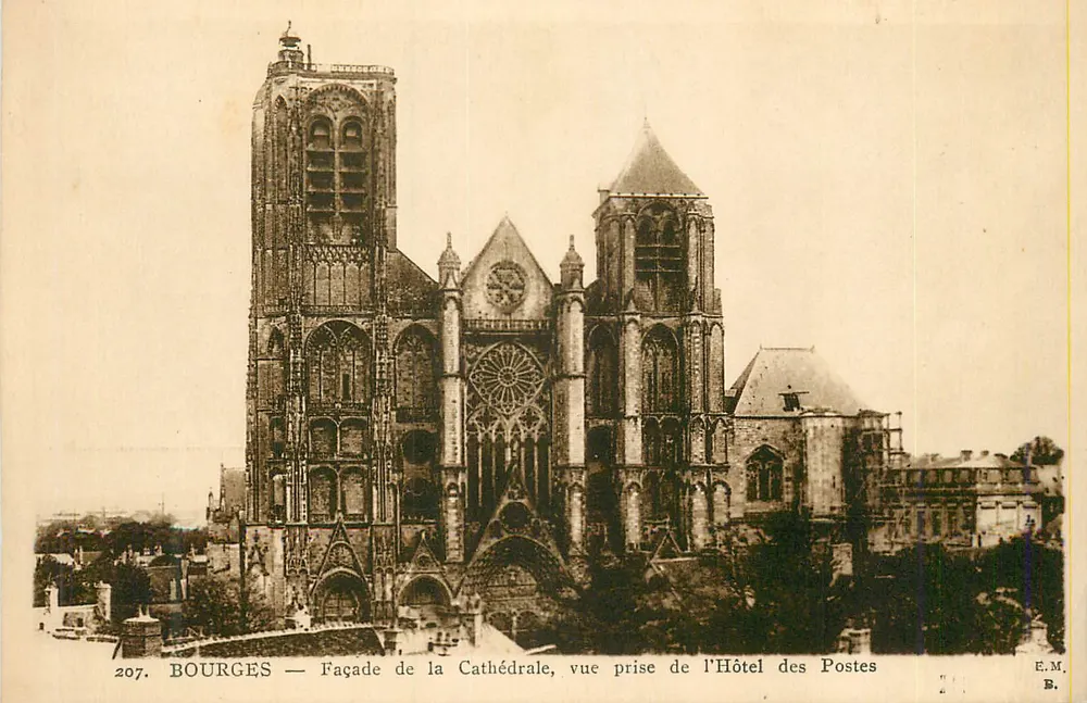 Bourges — Façade de la Cathédrale, vue prise de l'Hôtel des Postes — E.M. B. - Recto
