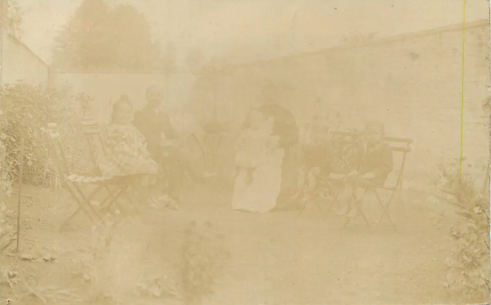 Família no jardim — cena de vida — editor desconhecido - Frente