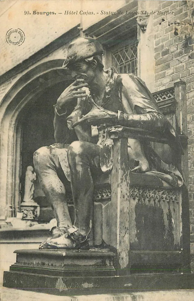 Bourges. — Hotel Cujas. — Estátua de Luís XI, de Baffier - Frente