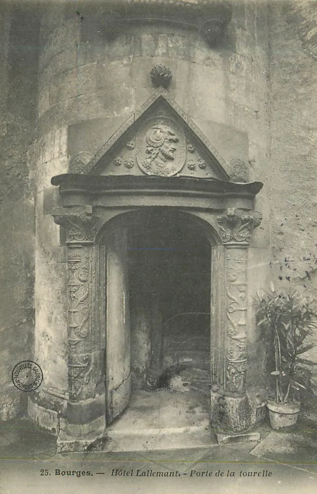 Bourges — Hôtel Lallemant — Porte de la tourelle - Recto