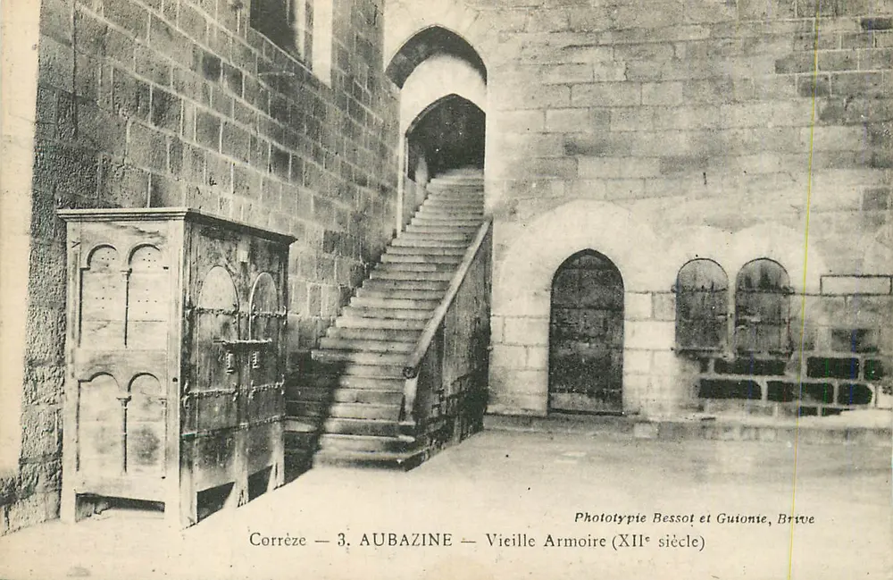 Aubazine — Altes Schrank (12. Jahrhundert) — Phototypie Bessot et Guionie, Brive - Vorderseite