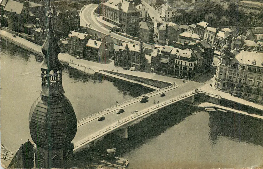 Dinant — Vista tirada da Cidadela — Centro de Turismo e Comércio - Frente
