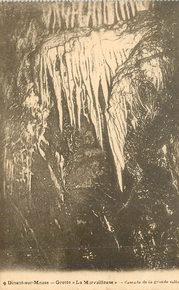 Dinant-sur-Meuse — Gruta « La Merveilleuse » — Cachoeira da grande sala - Frente