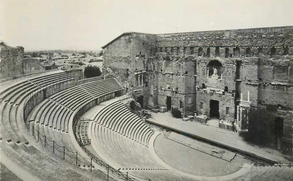 Orange (Vaucluse) — Le Théâtre Romain. L'Hémicycle. - Recto