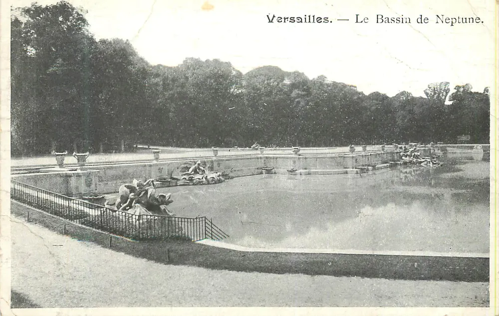 Versailles — O Bassin de Neptune. - Frente