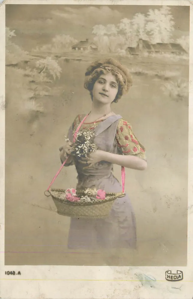 Jovem mulher segurando um cesto de flores — Hecla, série 1049.A - Frente