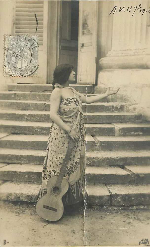 Femme avec guitare — devant un escalier — éditeur J.A.M. PARIS - Frente