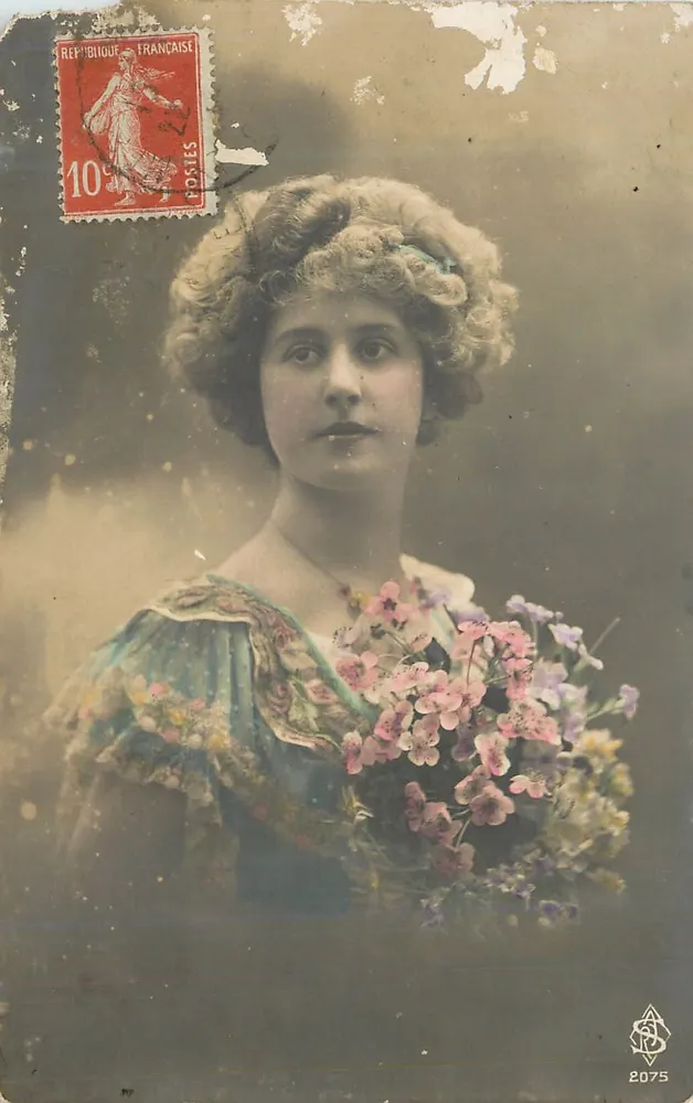 Jeune femme en robe fleurie — portrait studio — éditeur S.S. (2075) - Frente