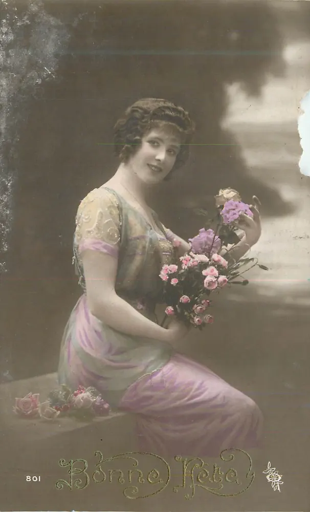Jeune femme en robe colorée — tenant un bouquet de roses — éditeur Bonne Fête, n° 801 - Awers