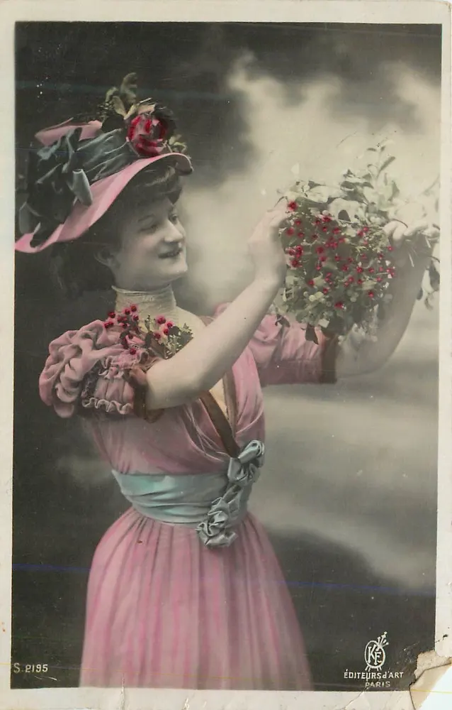 Mulher em vestido rosa segurando um buquê — Editores de Arte, Paris, n° S.2195 - Frente