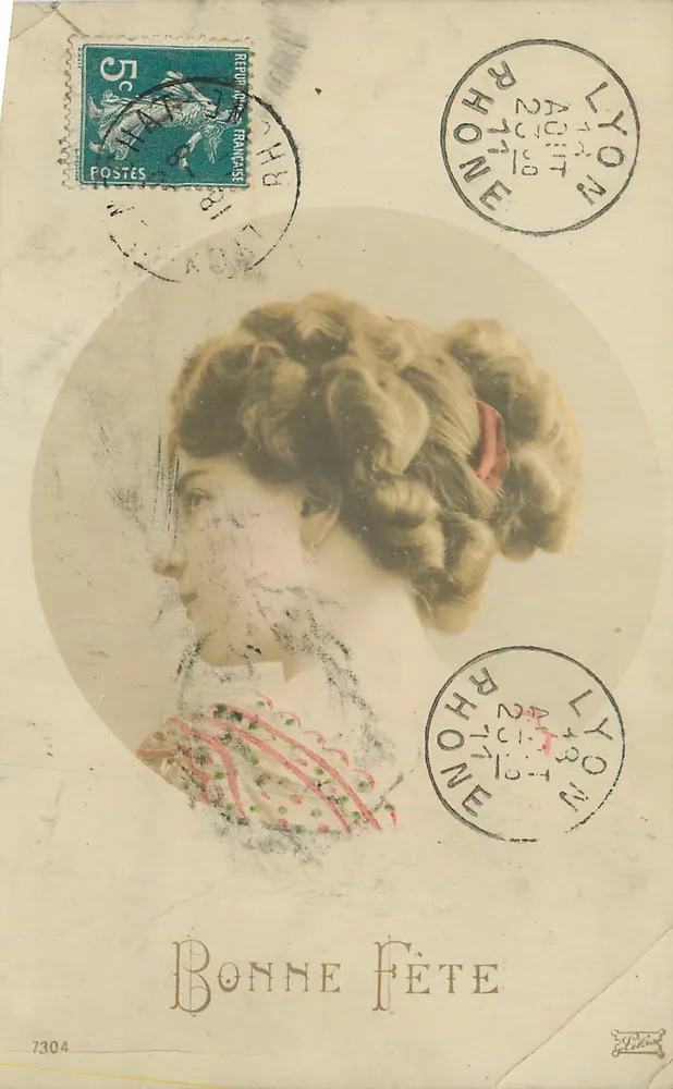 Jovem mulher — retrato — União Postal Universal, n° 7304 - Frente