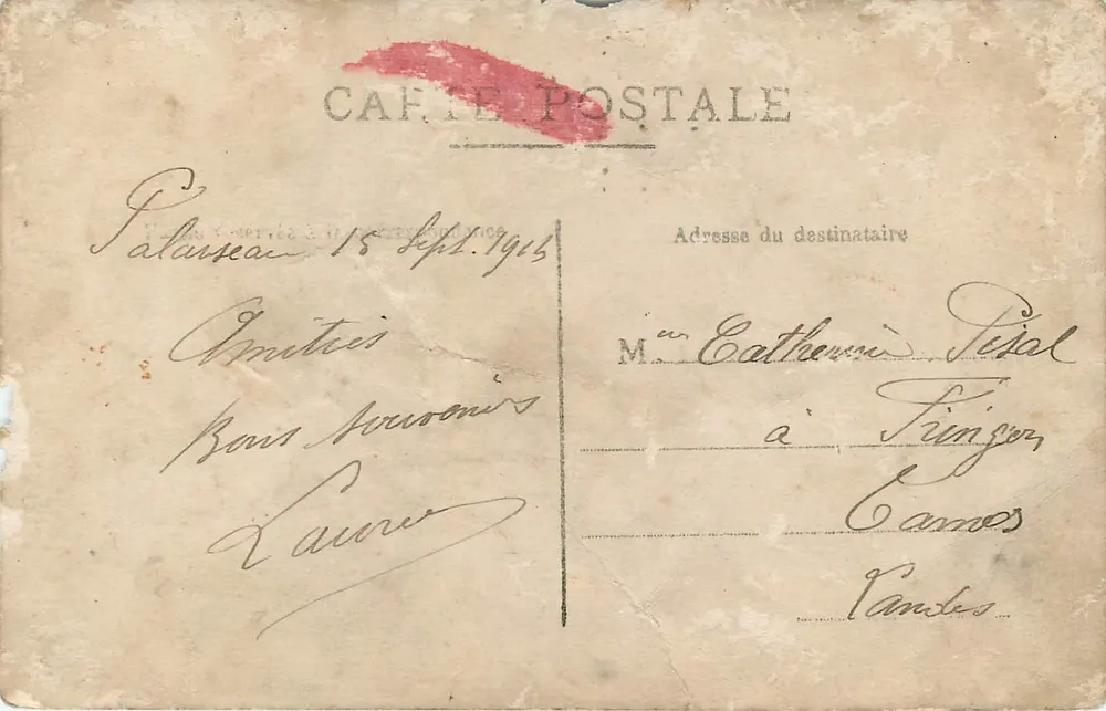 Groupe de soldats et un enfant — devant une façade avec affiches — éditeur 'MAISON DE TERRES' visible - Verso