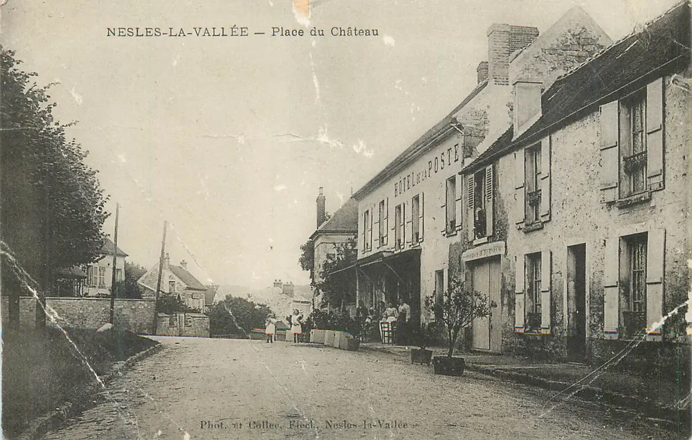 Nesles-la-Vallée — Plein van het Kasteel — Hotel de la Poste, Fot. en Coll., Ricch, Nesles-la-Vallée - Voorkant