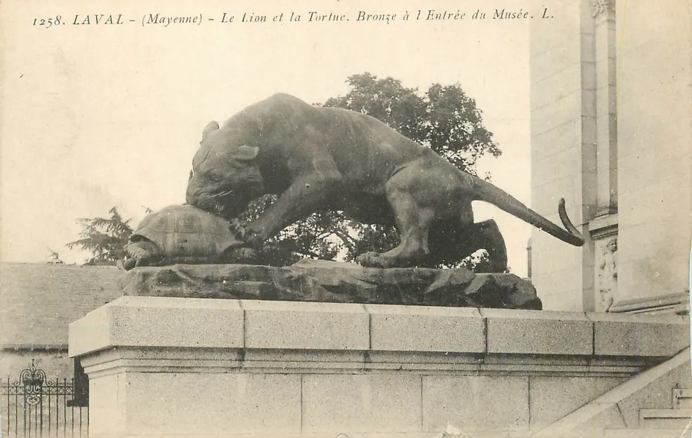 Laval (Mayenne) — Der Löwe und die Schildkröte. Bronze an der Eingang des Museums. L. - Vorderseite