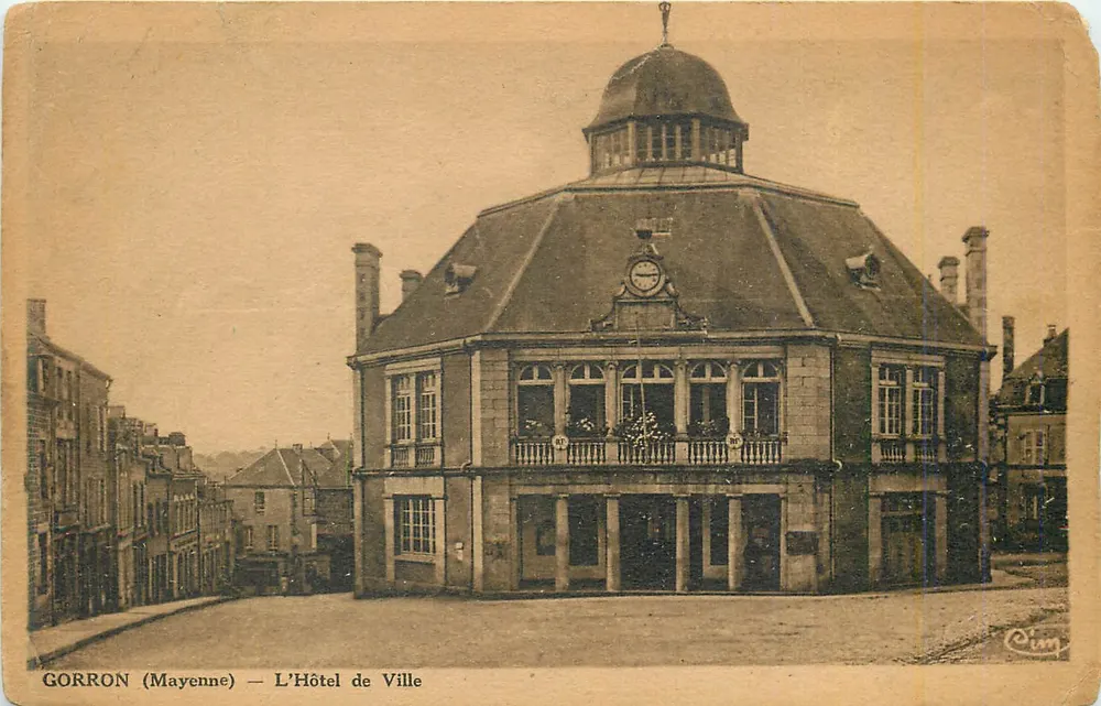 Gorron (Mayenne) — O Hotel de Ville — Cim - Frente