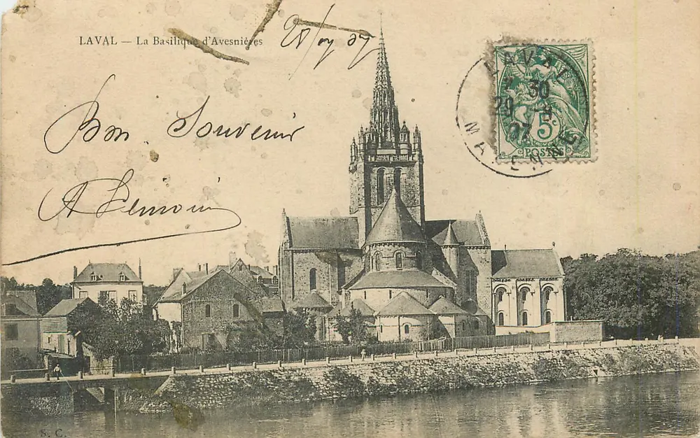 A Basílica de Avesnières — LaVAL — S.C. - Frente