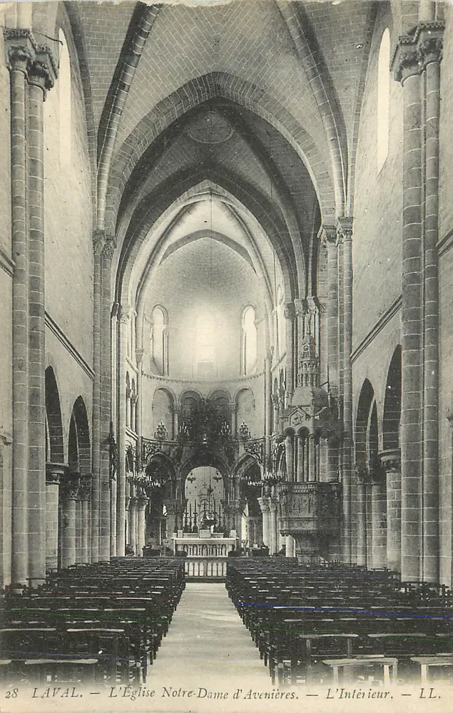 Kirche Notre-Dame in Avenières — Innenraum — LL - Vorderseite