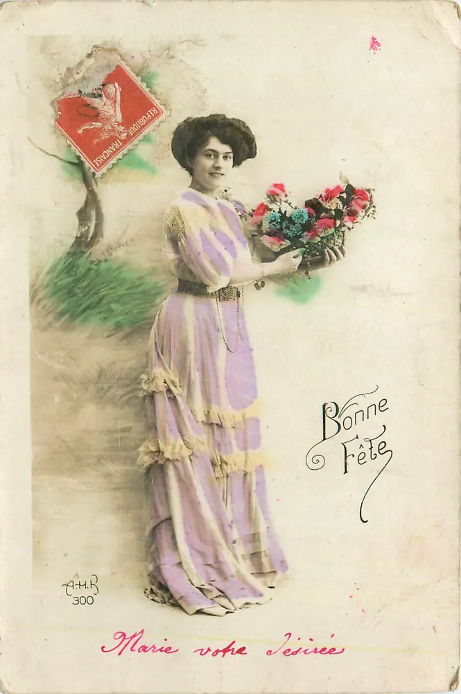 Mulher em vestido lavanda segurando um buquê — Feliz Aniversário — A.H.R. 300 - Frente