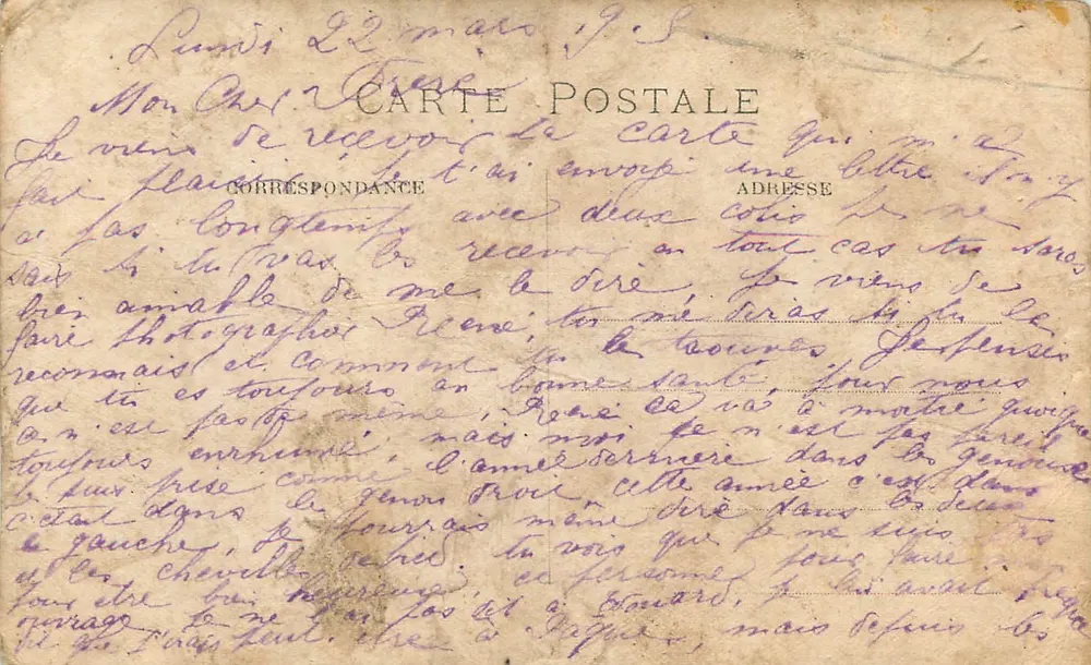 Garçon en costume — devant une chaise en bois — éditeur non visible - Rewers