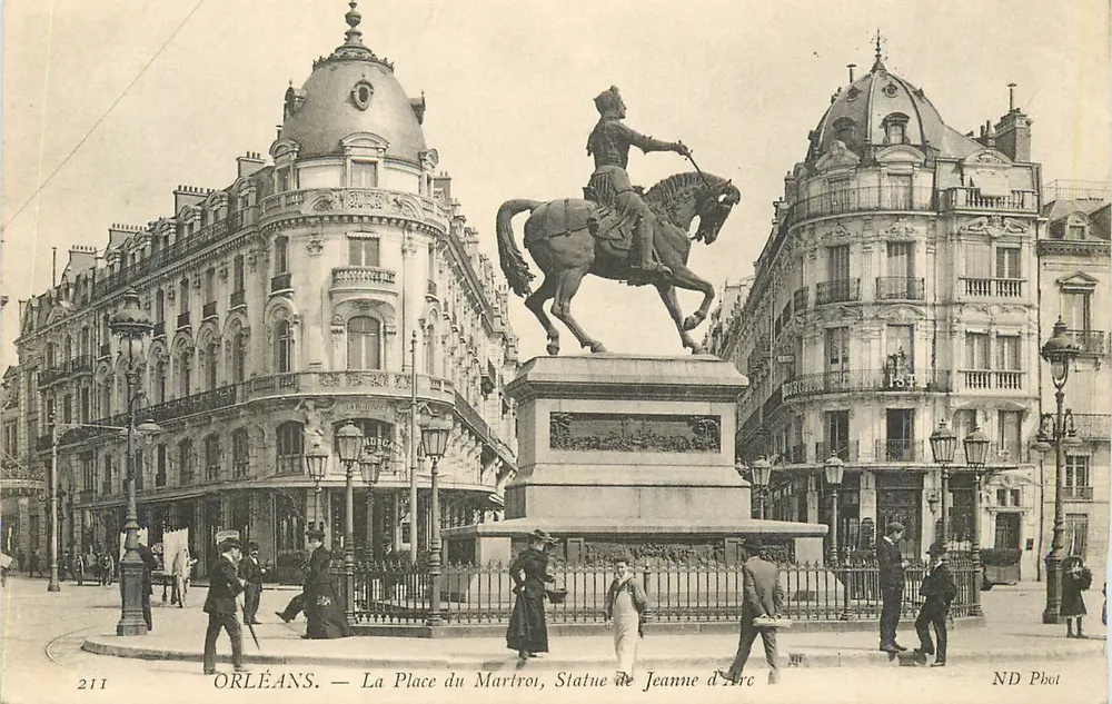 Orléans — La Place du Martroi, Statue de Jeanne d'Arc — ND Pbot - Recto
