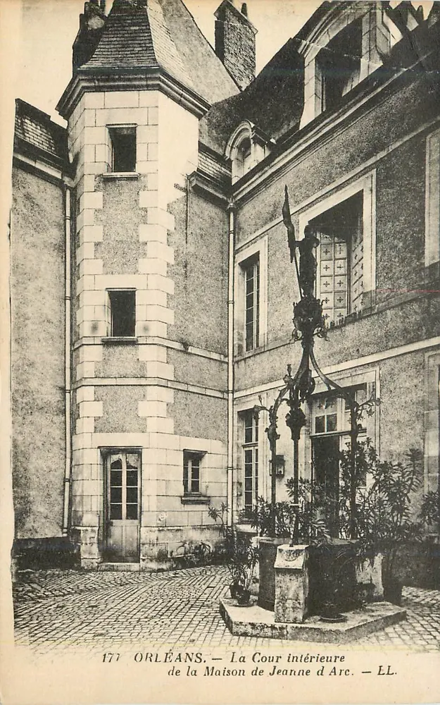 Orléans — La Cour intérieure de la Maison de Jeanne d'Arc — EL. - Recto