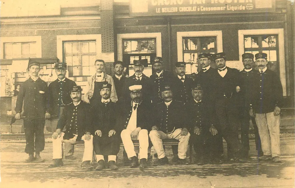 Grupo de homens em uniforme em frente a uma loja Cacao Van Houtte — editor ULIS, n° 653 - Frente