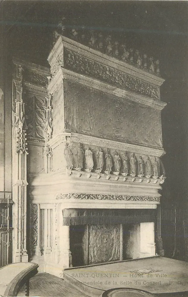 Saint-Quentin — Monumentale haard van de Raadszaal — Stadhuis - Voorkant