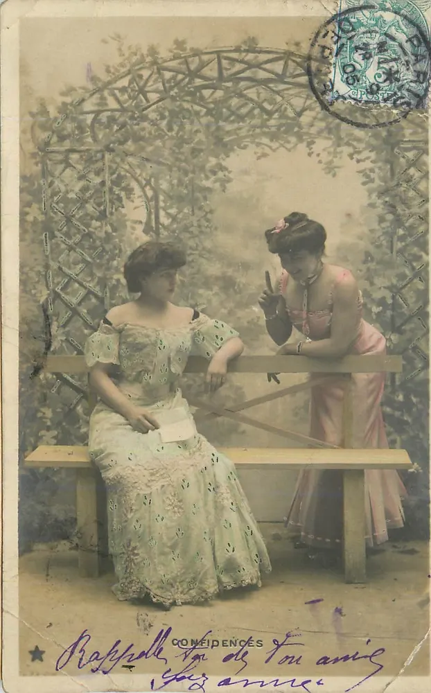 Deux jeunes femmes en jardin — scène de confidences — éditeur Confidences, n° 104 - Frente