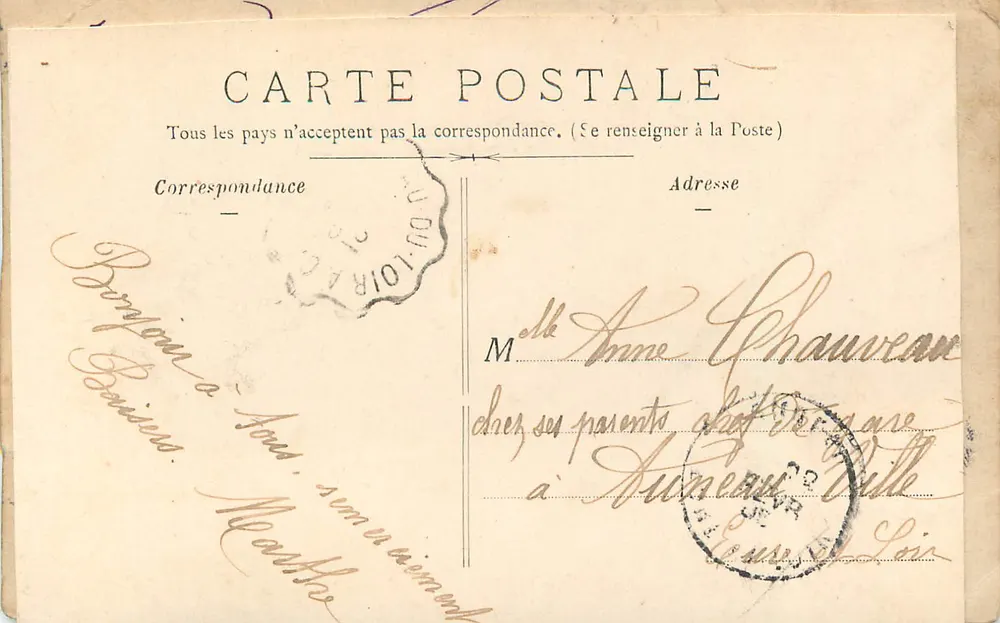 Deux jeunes femmes en jardin — scène de confidences — éditeur Confidences, n° 104 - Verso