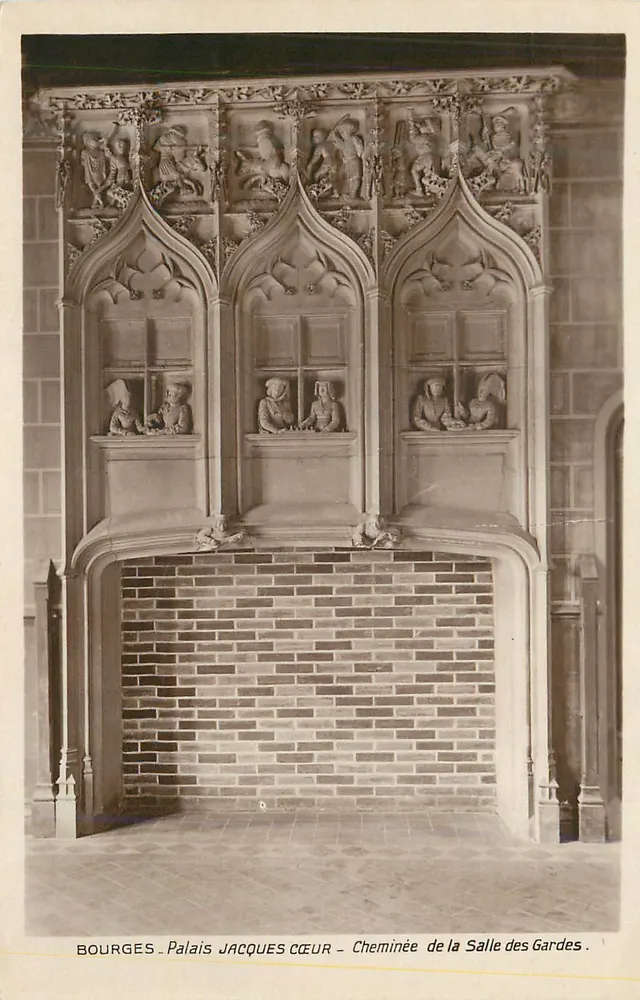 Bourges. Palast von Jacques Cœur – Kamin der Wachstube. - Vorderseite