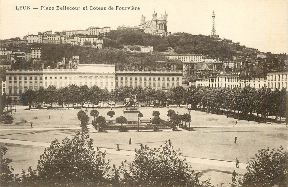 LYON — Place Bellecour et Coteau de Fourvière — Édition du Grand Bazar, Lyon - Recto