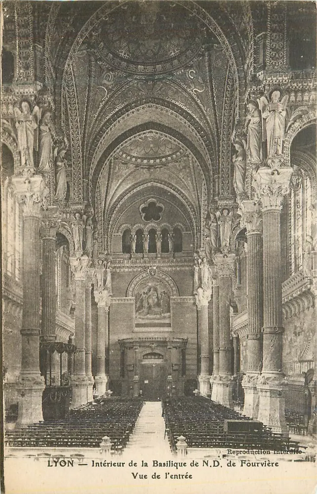 LYON — Innenraum der Basilika Notre-Dame de Fourvière — Blick auf den Eingang — Innere Reproduktion - Vorderseite