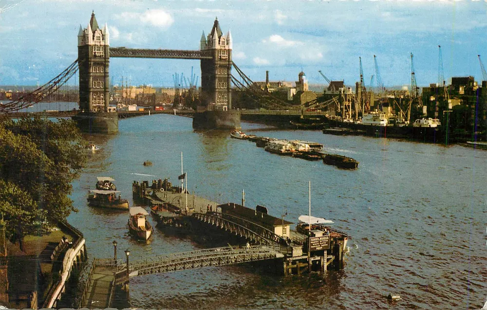Ponte Tower e Lago de Londres — Série Natural Colour — The Photographic Greeting Card Co. Ltd. London - Frente