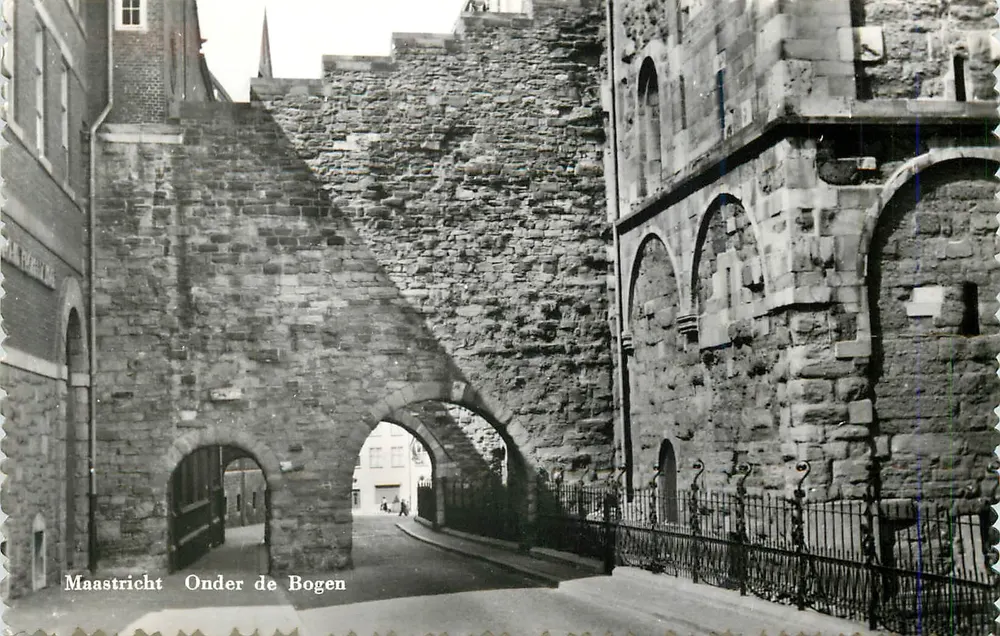 मास्ट्रिख्ट — ओंडर डे बोगेन — उत्पादक जेब्र. सिमॉन्स सी.वी., वॉर्म्स - आगे