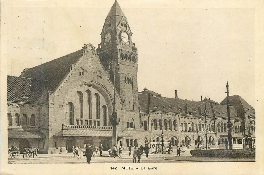 METZ - A Estação — vista da estação com seu imponente campanário com relógio — Edição Ch. Fischer, n° 142 - Frente