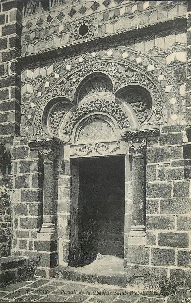 Le Buy — Portal der Kapelle Saint-Michel (11. Jahrhundert) — ND-Ph - Vorderseite