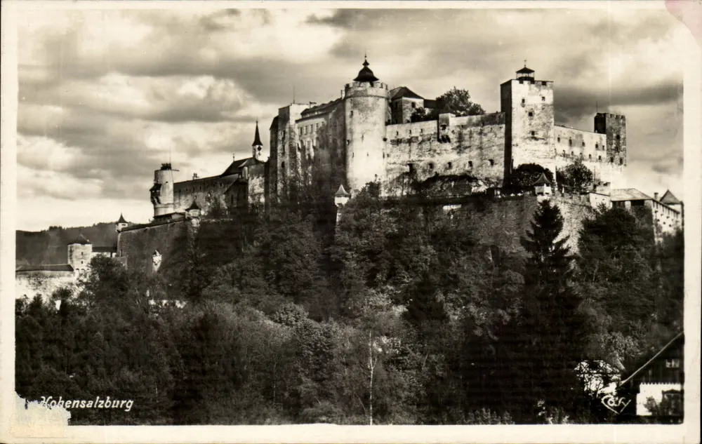 Kohensalzburg — Castelo forte sobre colina arborizada — Cosy Verlag, Getreideg. 22 - Frente