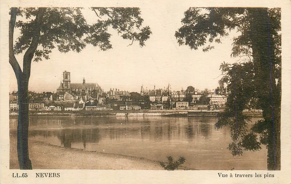 Nevers — Vista através dos pinheiros — LL.65 — Editor: Cie des Arts Photomécaniques - Frente