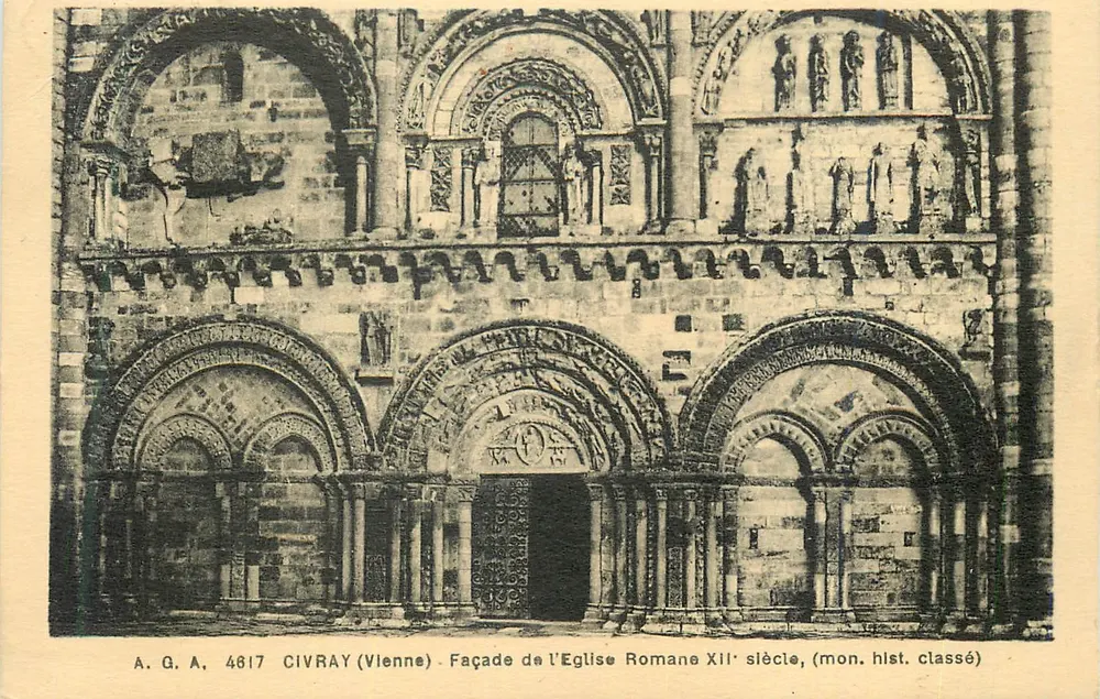 Civray (Isère) — Fassade der romanischen Kirche des 12. Jahrhunderts, (geschütztes historisches Denkmal) — A. Q. A. 4617 - Vorderseite