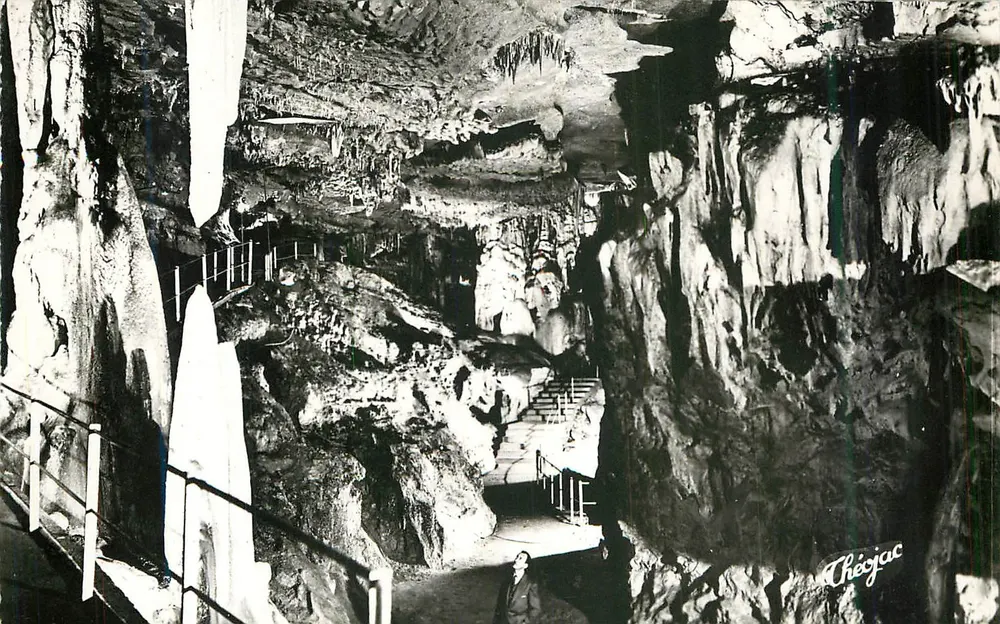 Grutas de Bétharram — Colunas em formação — Théojac - Frente