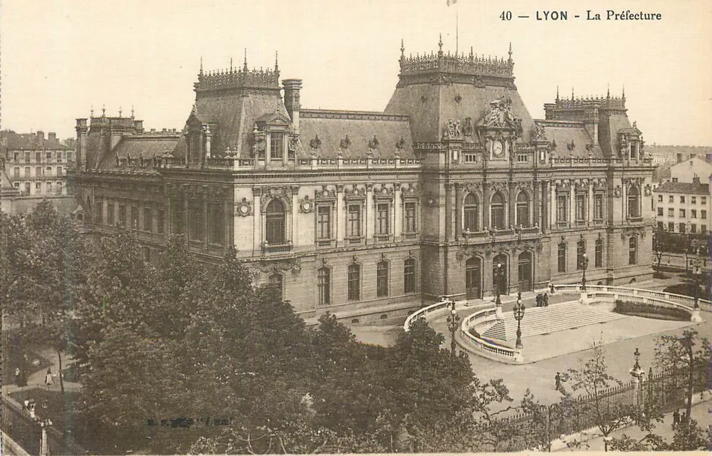LYON - A Prefeitura — n°40 — editor E. R. Léon - Frente