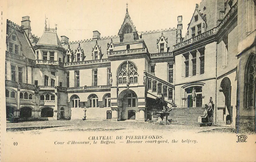 Castelo de Pierrefonds — Cour d'Honneur, o Sino - Frente