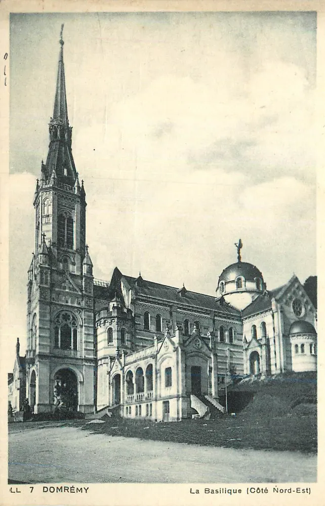 Domrémy — Die Basilika (Nordosten) — LL 7 — Verlag: César Art. Fotografie. Éc. Schiniches - Vorderseite