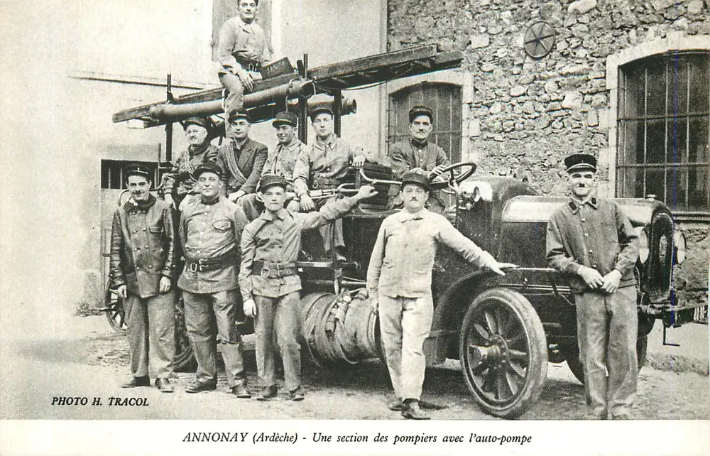 Annonay (Ardèche) — Uma seção dos bombeiros com a caminhonete de combate a incêndios — Foto H. Tracol - Frente