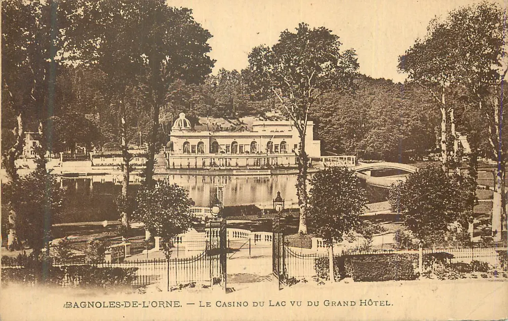 Bagnoles-de-l'Orne — Das See-Casino vom Grand Hotel aus gesehen - Vorderseite