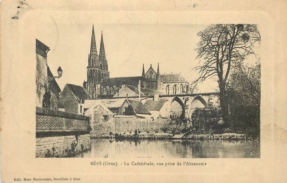 Sées (Orne) - Die Kathedrale, Blick vom Brunnen — Edit. Mme Bonhomme, Schreibwarenhändlerin in Sées - Vorderseite