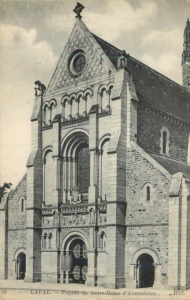 La Vallée — Gevel van de Kerk van Notre-Dame d'Avesnières — Fot. P. D. - Voorkant